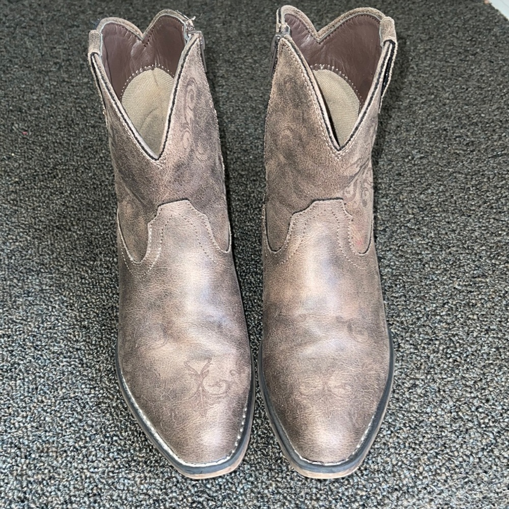 Womens Cowgirl Boots size 6.5 (worn a few times)